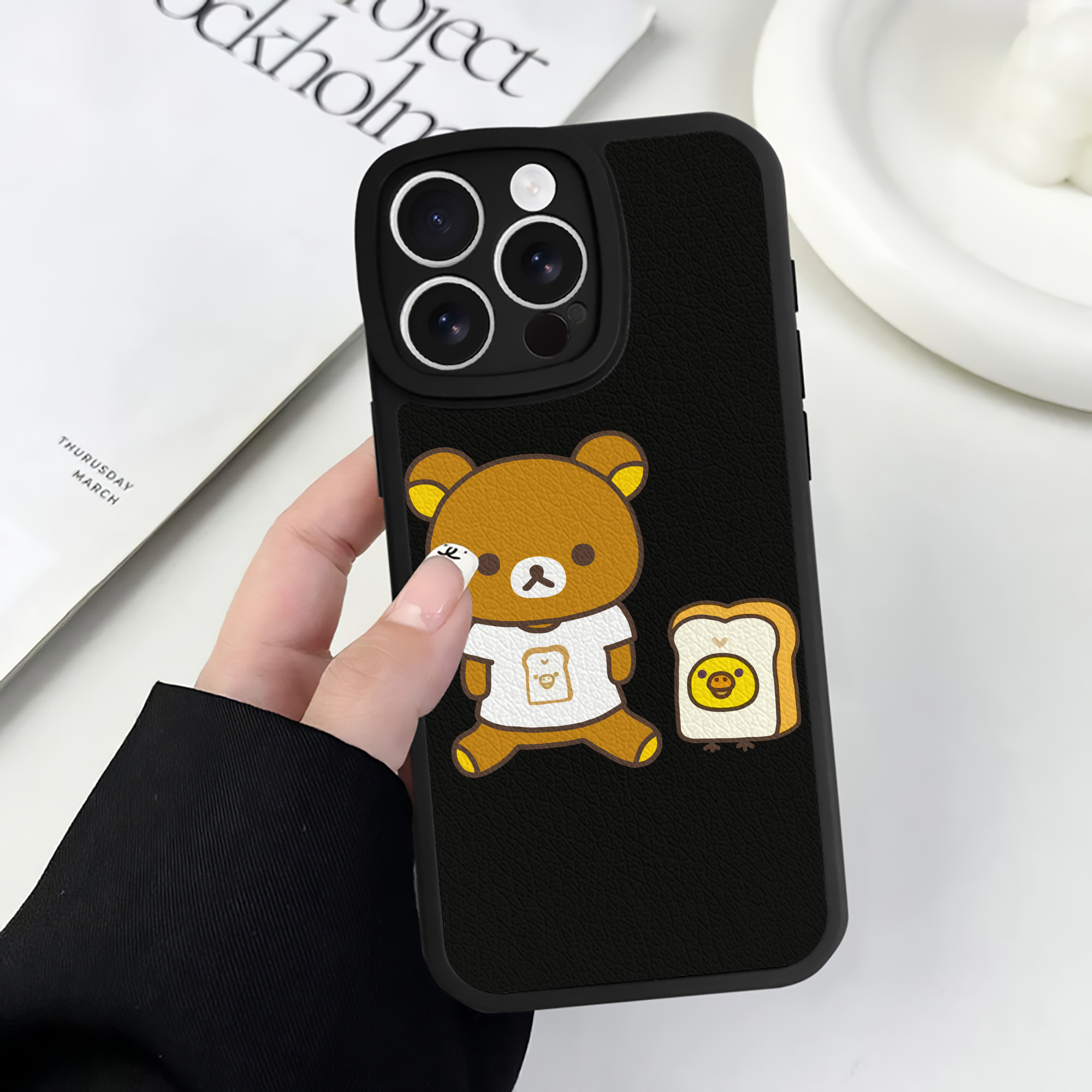（画像用） リラックマ リラックマ キイロイトリ Rilakkuma Korilakkuma Kiiroitori 【iPhone 16シリーズ対応】シリコンスマホケース（レザー調） 材質：シリコン